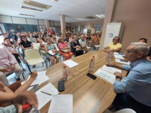 Reunión de Santiago Ballester con los vendedores del Mercado del Cabanyal